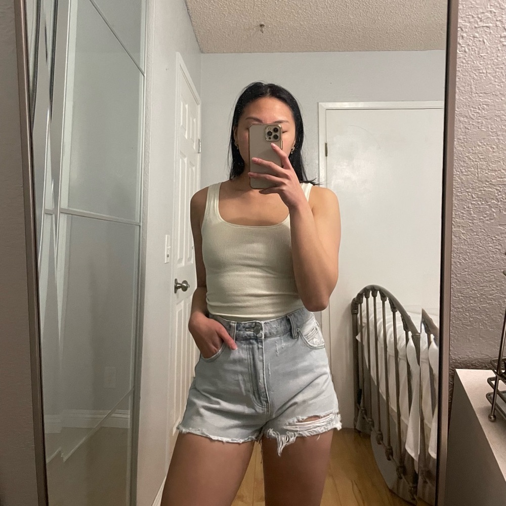 ROLLAS X URBAN OUTFITTERS LIGHT WASH DISTRESSED DENIM SHORTS
